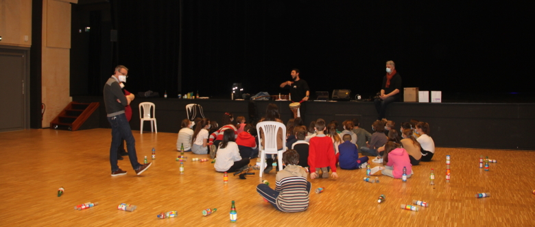 Enfants et Cafetera Roja